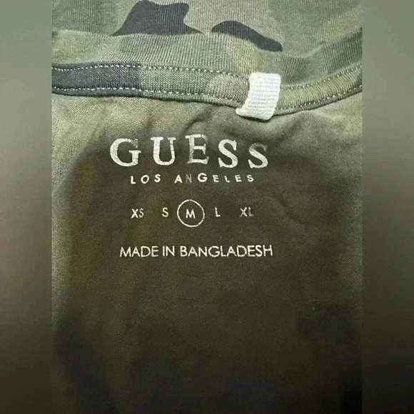 208. Guess Women’s Camo Cotton Blend Short Sleeve Crewneck T-Shirt Size medium - Picture 3 of 4